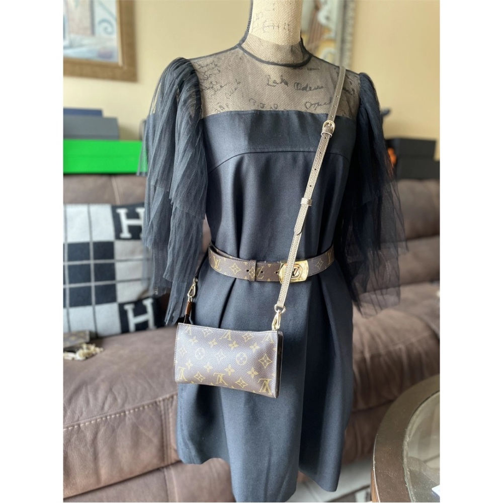 LOUIS VUITTON Pochette Accessoire monogram crossbody